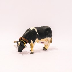 papo Vaca (Black and white cow grazing)