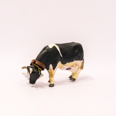 papo Vaca (Black and white cow grazing)
